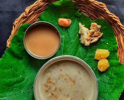 Aati Kashaya and porridge served on a leaf in a woven basket with side accompaniments